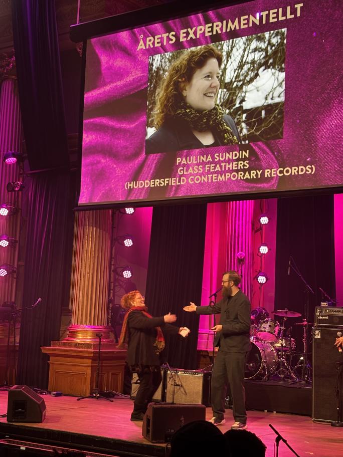 Pauliina Sundin mottar Manifestpriset 2026 av FST:s ordförande Johan Blixt. Foto: Martin Jonsson Tibblin.