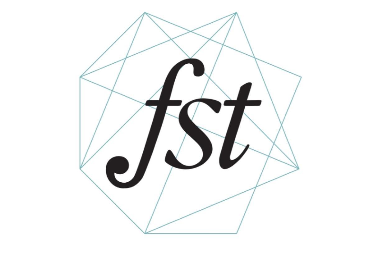 Logotyp: FST. 