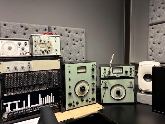 Historical Informed Performance (HIP) med elektronisk labutrustning från 50-talet. Forskningsprojekt på EMS.